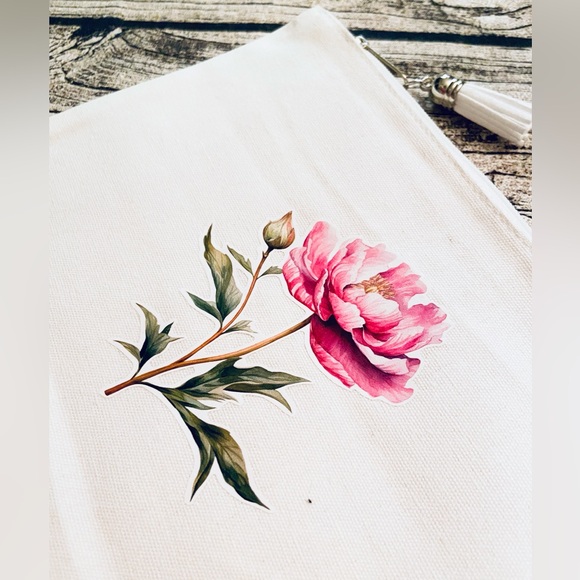 NWT! White cotton canvas zippered pouch w/ gorgeous flower vinyl print & tassel - Picture 2 of 3
